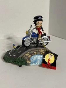 Estatuilla de motociclista Betty Boop Route 66 2002 de colección con etiqueta reproduce música - Imagen 1 de 8