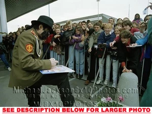 FOTO MICHAEL JACKSON 1993 FIRMANDO EN MOSCÚ 1xRARA 8x10 - Imagen 1 de 1