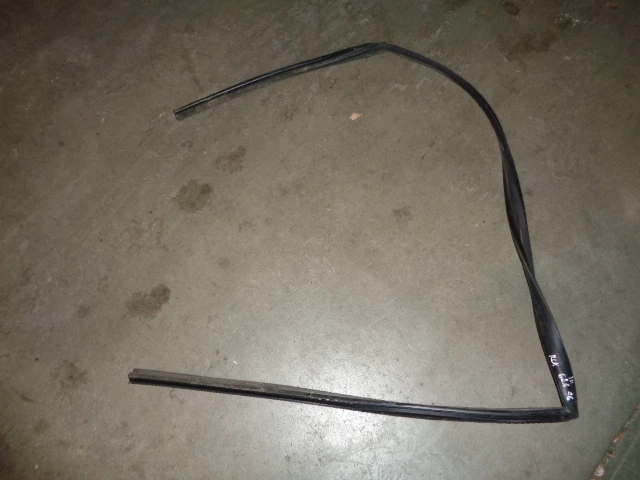 Mazda 626 1997 puerta trasera ventana canal de funcionamiento sello de resistencia lado izquierdo OEM Foto 1 de 1