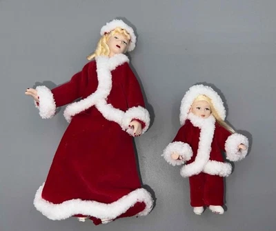 MUÑECA MINIATURA CASA DE MUÑECAS 1:12 PORCELANA - RUBIA DAMA/NIÑA EN VESTIDO DE NAVIDAD Foto 1 de 4