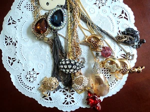 11 ASSRT CHAIN NECKLACES W PENDANTS - RHINESTONE, BIG CRYSTAL,GOLDTONE CAT, PIG - Bild 1 von 12