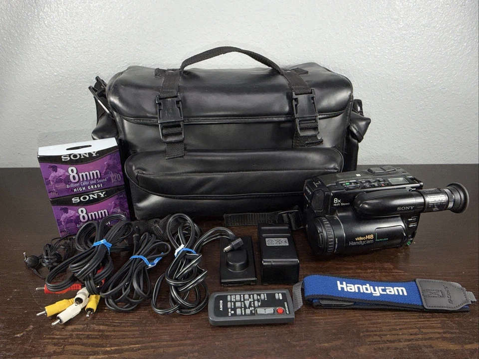 Sony CCD-TR81 Hi8 Handycam Camcorder Video Camera Bundle Tested Working READ! - Image 1 of 4
