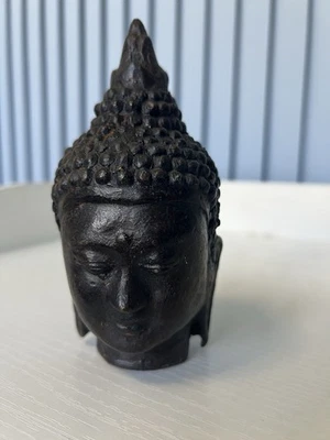 Cabeza de Buda de bronce vintage - Fragmento fundido a mano, pátina oscura, mediados de siglo Foto 1 de 4