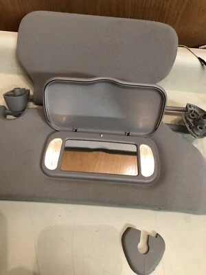 06 07 CADILLAC DTS RH RIGHT PASSENGER SUN VISOR GRAY LIGHTS MIRROR VISOR CLIP - Image 1 of 4