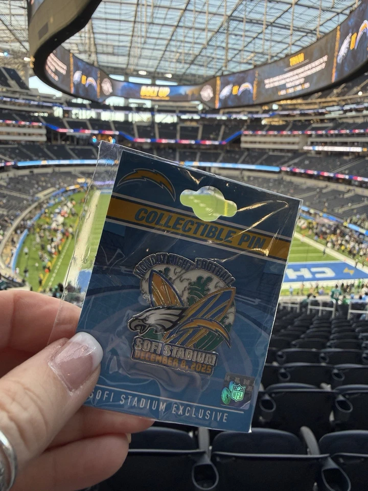 Pin RARO Los Angeles Chargers Vs. Philadelphia Eagles Game Day 12/08/2025 MNF - Imagem 1 de 1