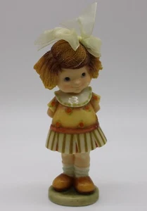 Vintage Resin Girl Figurine w Curly Textured Hair - Little Girl Statue 7" - Imagen 1 de 10