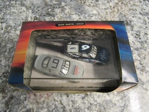 SET 2 AUTO HOT WHEELS RACING B0549 2002 NASCAR MARK MARTIN WRENCHIN & RACIN - Foto 1 di 10