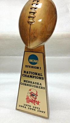 TROFEO DE FÚTBOL CAMPEÓN NACIONAL DE LA NCAA CORNHUSKERS DE LA UNIVERSIDAD DE NEBRASKA 15" Foto 1 de 3