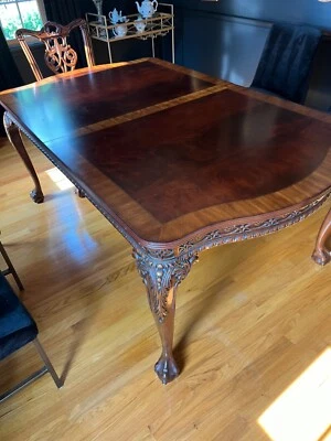 Mesa de comedor, madera dura con detalles tallados a mano muy ornamentados.  Foto 1 de 4