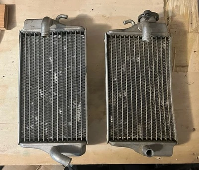 Juego de radiadores izquierda y derecha Honda CRF450R 2002-2004 OEM con sistema de refrigeración de tapa Foto 1 de 4