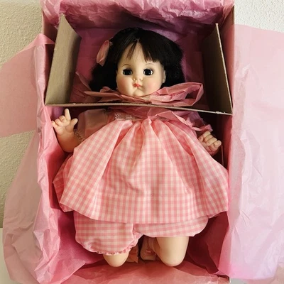 Boneca bebê morena Madame Alexander Puddin 14" 3930 na caixa com etiquetas - Imagem 1 de 4