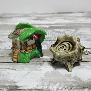 Salt and Pepper Shakers - Beach House Tiki Hut - Ocean Sea Shell - Vintage Set - Picture 1 of 12