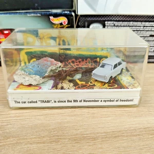 VOITURE TRABANT HAMLEYS EDITION AVEC FRAGMENT MUR DE BERLIN 1:87 N° 620/1000 - Imagen 1 de 8