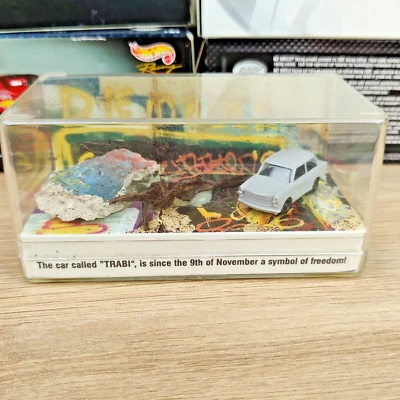 AUTO TRABANT HAMLEYS EDIZIONE CON FRAMMENTO MURO BERLINO 1:87 N. 620/1000 - Immagine 1 di 4