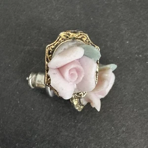 Ohrringe rosa Rosenknospen Porzellan zierliche Ohrstecker Tochter Gold filagran 1928 - Bild 1 von 10