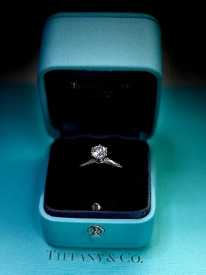 Anillo de compromiso redondo de platino y diamantes Tiffany & Co .98 CT H VS2 3X $16k NUEVO Foto 1 de 4