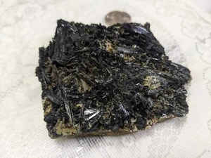 Muestra cruda de losa de cristal de actinolita natural - Imagen 1 de 2