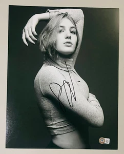 Foto firmada por Sophie Nelisse 11x14 Yellowjackets BECKETT - Imagen 1 de 1