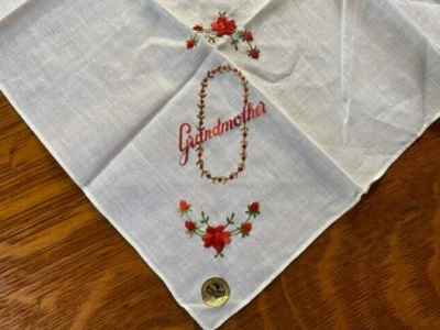 Guirnalda de rosas rojas abuela bordada pañuelo suizo vintage sin usar ¡NUEVA DE STOCK con etiqueta! Foto 1 de 4