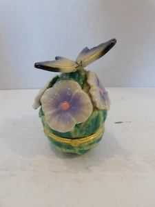 Porzellan aufklappbare Schmuckschatulle mit geformten Blumen und Schmetterling - Bild 1 von 6