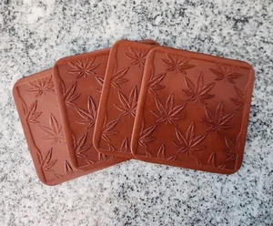 Lederuntersetzer mit Cannabisblattmuster, 4er Set, wählen Sie aus 3 Farben - Bild 1 von 8