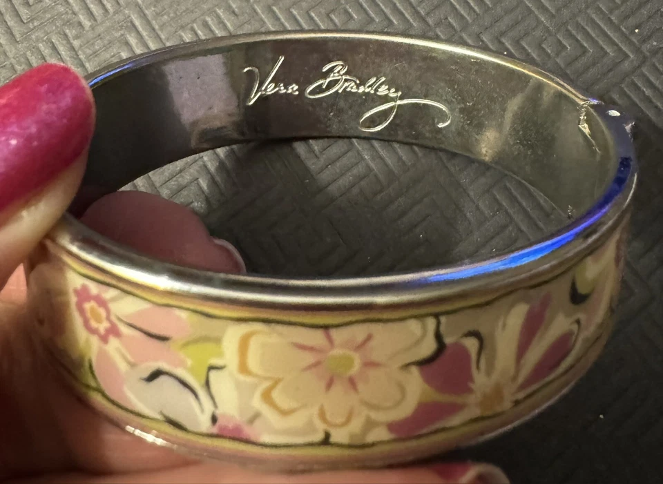 Pulseira Vera Bradley tom prata floral braçadeira rosa flores verdes claras - Imagem 1 de 4