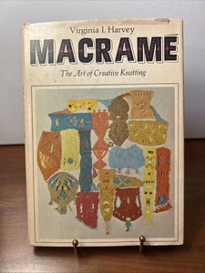 Book on Macrame: The Art of Creative Knotting by Virginia I. Harvey- HB-VTG-1967 - Foto 1 di 9