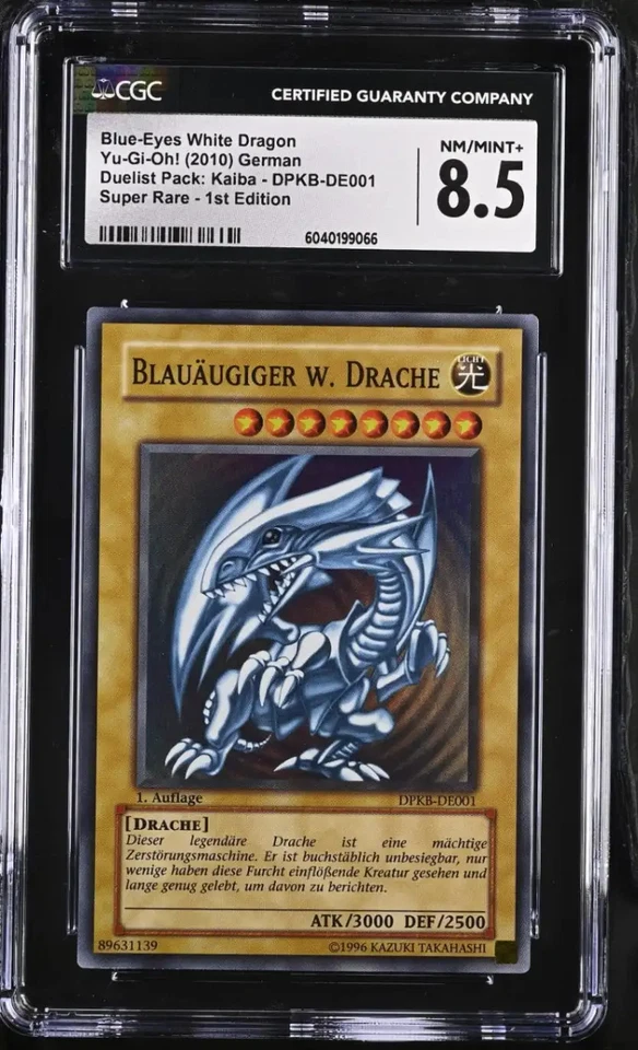 YuGiOh Blue-Eyes White Dragon 2010 German DPKB-DE001 Super Rare CGC 8.5 1st Ed - Bild 1 von 1