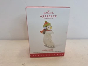 2015 Hallmark Cozy on Ice miembro exclusivo pingüino adorno de Navidad - Imagen 1 de 9
