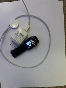 Apple Watch SE 40mm Gold Aluminum Case with Black Sport Band - Regular (GPS) - Afbeelding 1 van 3