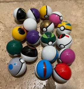 20 Stck. Mini 2 Zoll gemischte zufällige Pokeballs mit 20 Spielzeug Geburtstag Party Gastgeschenk Pinata Eiersuche - Bild 1 von 2