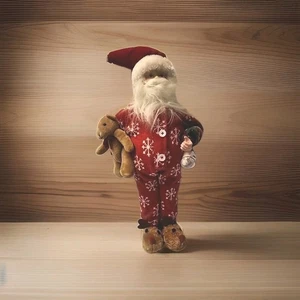 Figura di Babbo Natale 18" che indossa jammies in maglia, pantofole alci che tengono orsacchiotto e tazza - Foto 1 di 4
