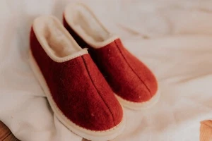 Slippers women cozy made from wool inside and red felt upper for women, handmade - Picture 1 of 11