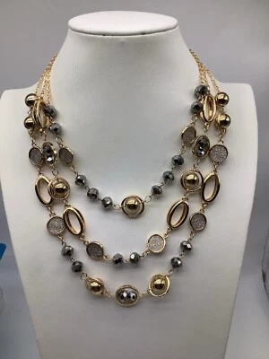 Collar Chico’s Tres Filas Gris, Cristal y Oro Foto 1 de 3