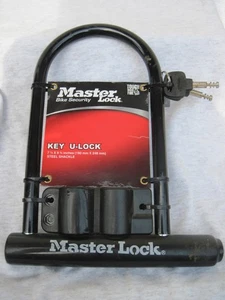 Master Lock Bike Security U-Lock 7 1/2 x 9 3/4 With 2 Keys & Carrying Bracket - Picture 1 of 8