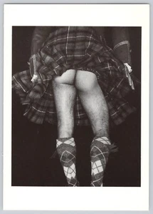 Postal de humor descarado - Scotsman levanta falda escocesa, trasero desnudo por Hynel Williams - Imagen 1 de 2