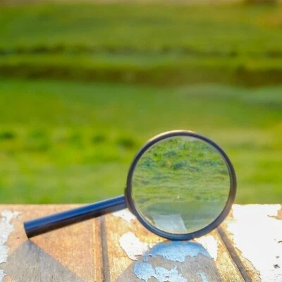 LARGE POWERFUL MAGNIFYING GLASS 90MM MAGNIFIER READING GLASS LENS HANDHELD UK - Image 1 of 4