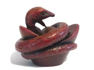 Estatuilla de serpiente china en cesta de resina roja de 1 3/4" de alto - Imagen 1 de 7