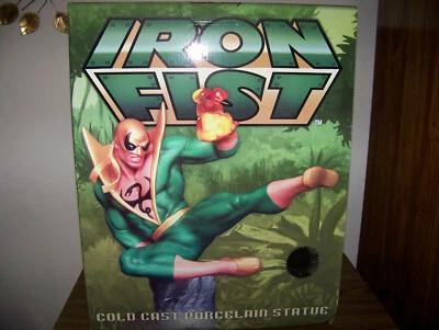 Hard Hero Marvel Puño de Hierro Rojo Disfraz Distribuidor Estatua Exclusiva - Sellada de Fábrica Foto 1 de 4