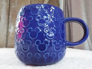 Disney Mickey Mouse Emblem Tasse - dunkelblau mit hellen Mickey Emblemen - Neu - Bild 1 von 7