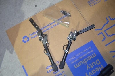 Par de palancas de freno de mano con bloqueo de empuje para silla de ruedas Ki Mobility con asas largas añadir Foto 1 de 4