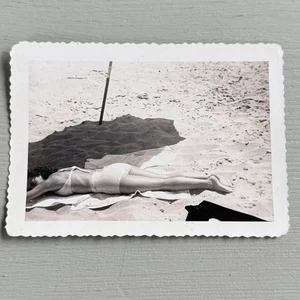Vintage Foto Frau beim Sonnenbaden am Strand trägt Bikini Badeanzug Schnappschuss - Bild 1 von 2