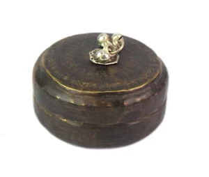 Antigua caja de latón, caja de baratija redonda tamaño miniatura con campanas plateadas. G66-1326 - Imagen 1 de 8