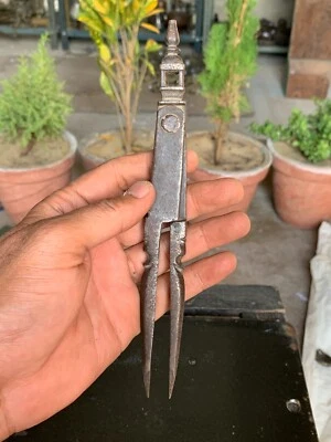 Antiguo cortador de tuercas de betel indio tallado en forma de aguja artesanal de hierro raro Foto 1 de 4