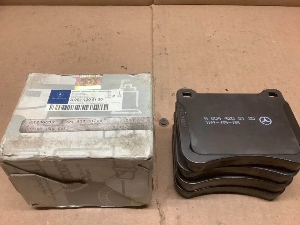 NOS MERCEDES 刹车片套装 0044205120 梅赛德斯奔驰 C230 C280 C240 C320 — 第 1/2 张图片