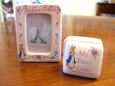 MARCO DE FOTOS WARNE & CO. 'BEATRIX POTTER' ROSA 3X4" DE COLECCIÓN Y CAJA 'MI PRIMER RIZO'  Foto 1 de 4