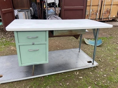 Escritorio de colección moderno industrial de mediados de siglo de acero y metal para profesores de escritura escolar Foto 1 de 4