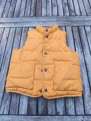 Chaleco acolchado amarillo Baby Gap resistente al agua talla 5 años cremallera y broches de presión Foto 1 de 4