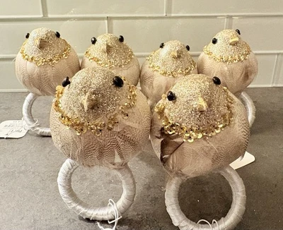 Vintage NUOVO set di 6 anelli tovagliolo Pier 1 oro scintillante paillettes uccellino piume glitter - Immagine 1 di 4