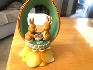 Uovo di Pasqua musicale rotante Enesco panoramico arriva Peter Cottontail - Foto 1 di 1